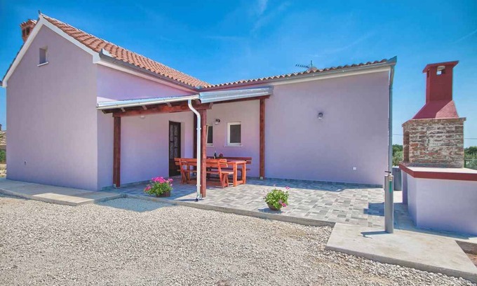 Valtura House | Holiday home with garden and air conditioning