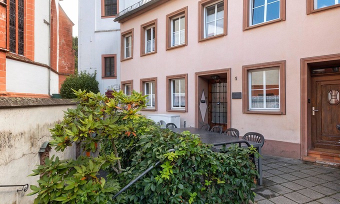Neuerburg House | Holiday Home 'Zum Burgfried' with Wi-Fi
