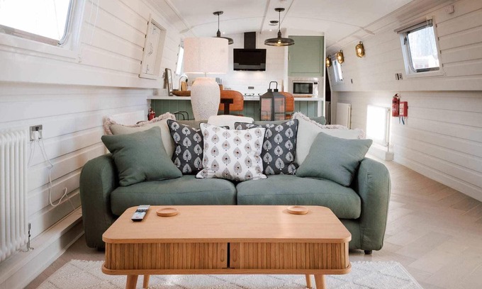 Liverpool Boat Rental | Host Apartments | The Canal Boat Retreat