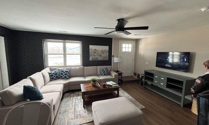 Clay City House | Hot Tub! Fire pit! Picnic area & Grill! Dog friendly. Hardwicks Creek Haven@RRG