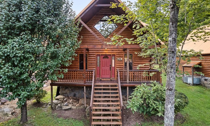 White Oak Lodge House | Hot Tub - Pool Table- Arcade Machine - Easy flat roads -King Beds