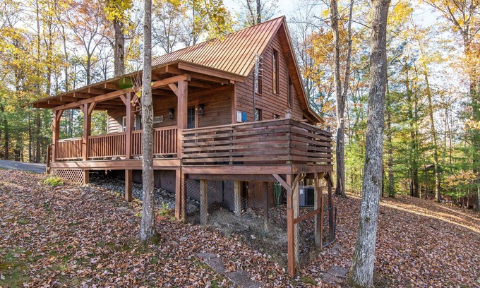 Campton Apartment | Hot Tub & WiFi - Small Family Cabin - Sunrise