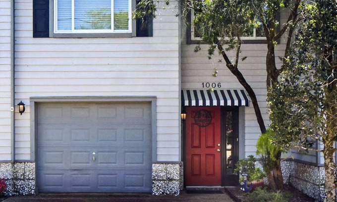 Saint Simons Island Condo | Hotel Gravely - 3 bed/2 bath townhouse - steps to the beach