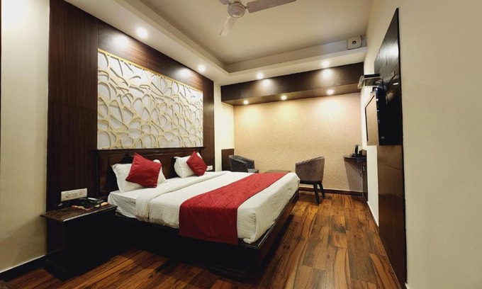 The Mall Road Hotel | Hotel Himshri Mussoorie by Travellers Den