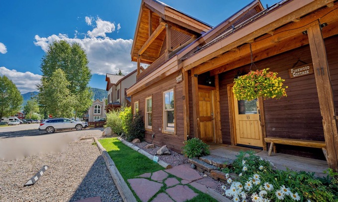 Crested Butte Cottage | Hotub!Fireplace!Sauna!Best Location In Town!Steps to FREE Shuttle!Comfy!
