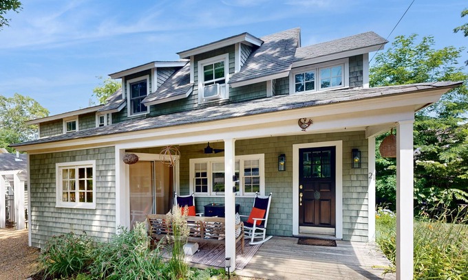 East Chop House | House with guest studio close to town and beach with grill, games, AC & patio