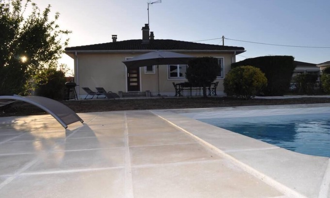 Saujon House | House with nice amenities, garden and heated pool entièremen privative