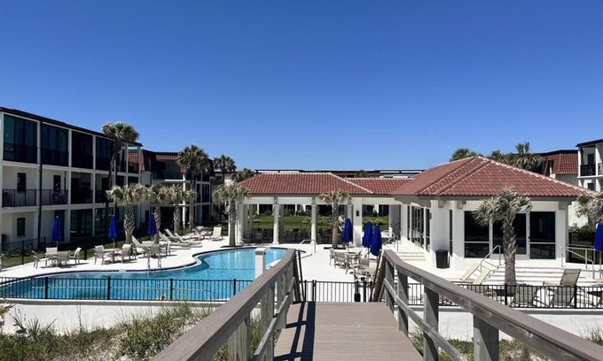 Jacksonville Beach Condo | Immaculate one bedroom condo ground floor in S Jax Bch