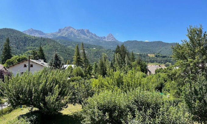 Barcelonnette Apartment | In front of the mountains- 1 bedroom apartment in a chalet looking onto a garden