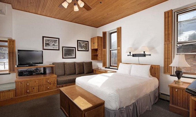 Downtown Hotel | Independence Square 311, Best Location! Hotel Room with Rooftop Hot Tub in Aspen