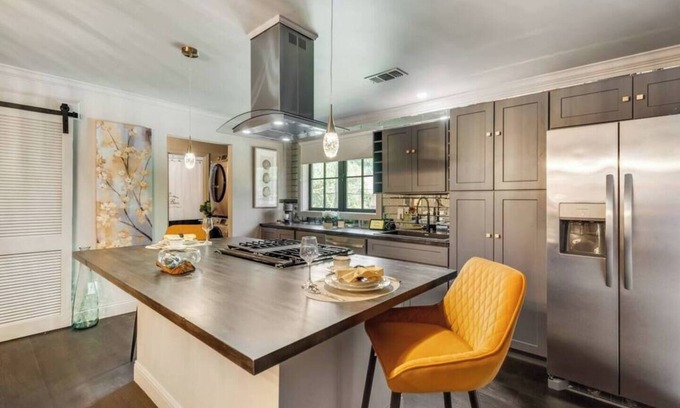Peak's Suburban Addition Condo | Indulge in a luxury Dallas escape featuring a king-size luxury hybrid bed,, high-speed Wi-Fi, and an award-winning courtyard oasis. Steps from Deep Ellum, Lakewood, and downtown.