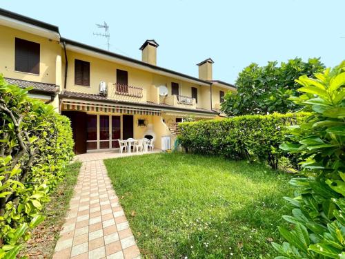 Porto Santa Margherita Villa | Spacious house with garden and pool