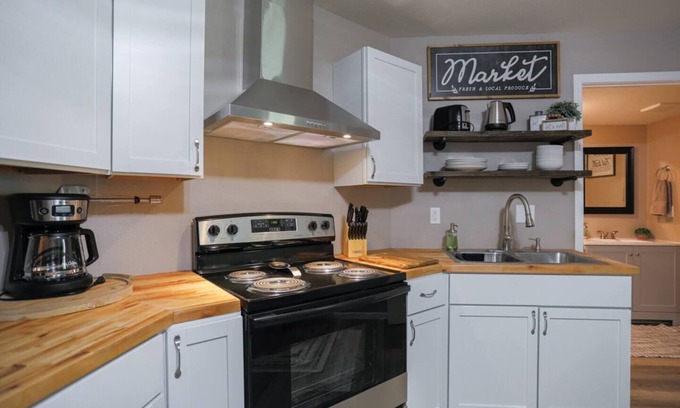 Weston Apartment | Jelinek Hideaway Unit 6 - Modern 2BR Apartment Near Aspirus & Downtown Wausau