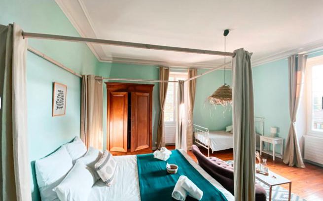 Le Bernard Bed & Breakfast | Jolly Château - private room "Damien"