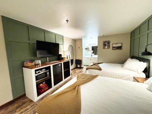 Indian Point Apartment | Jonesbones Room at White Wing Lodge- Silver Dollar City Getaway