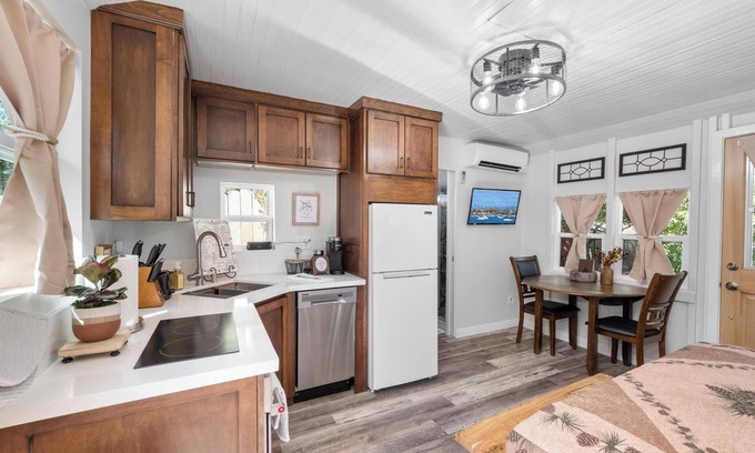 Julian Apartment | Julian Cafe Couples Cottage - Breakfast Included at The Julian Cafe & Bakery!