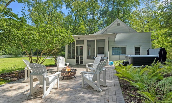 Lakeside House | Juniper Presents: A Classic Lakeside Cottage w/Hot Tub, Steps from the Beach