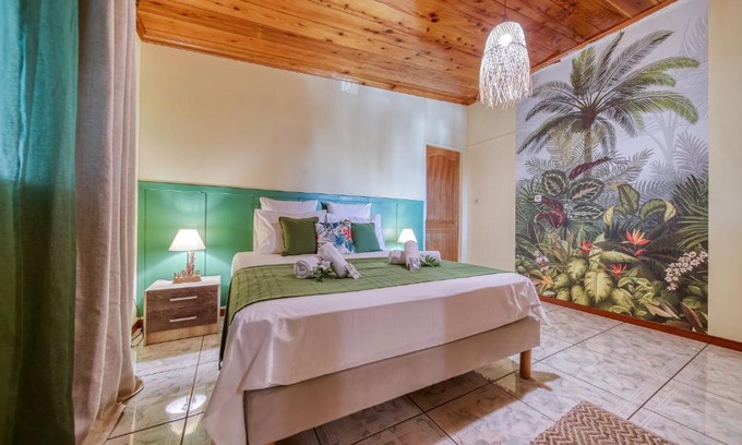 Etang Sale Les Bains Apartment | Kaz Latania