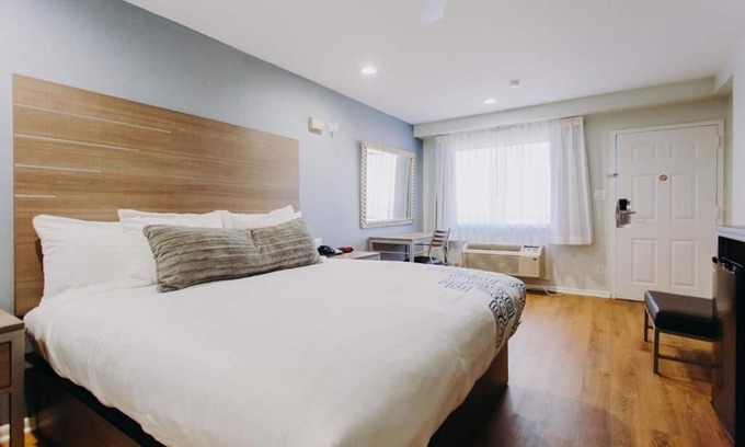 Clear Lake Shores Hotel | King Bed Room, Scottish Inn & Suites, Free Parking, Kemah Boardwalk Access