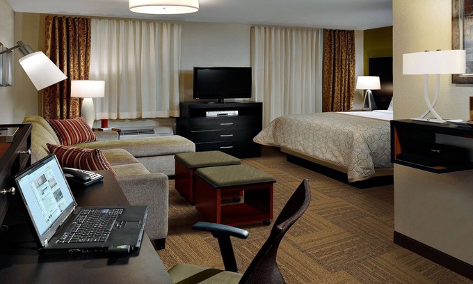 Downtown Denver Apartment | King Studio in Downtown Denver | Free Breakfast, Poo & Hot Tub