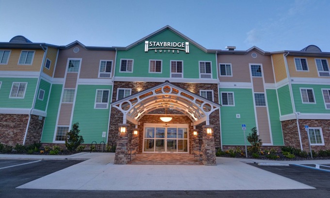 Lakeland Condo | King Suite. Free Breakfast. Outdoor Pool. 15 Min to Downtown Lakeland.