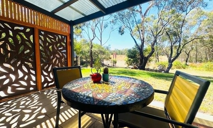 Glenrowan Bed & Breakfast | Kingfisher Retreat - Nature is calling! S/C Unit, King bed or twin-share