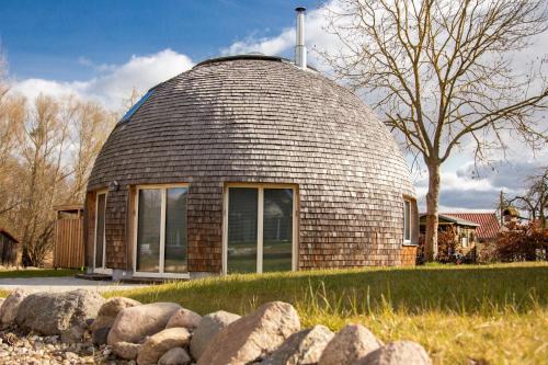 Muritz House | Kugelhaus Phoebe Charmantes Kugelhaus aus Holz am Waldrand des Tollensesees