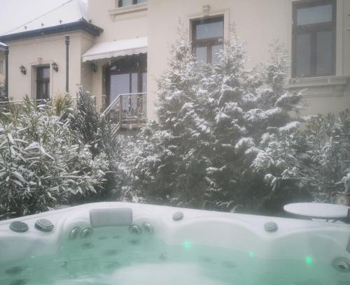 15th District Apartment | Kúria apartman with private jacuzzi and pool