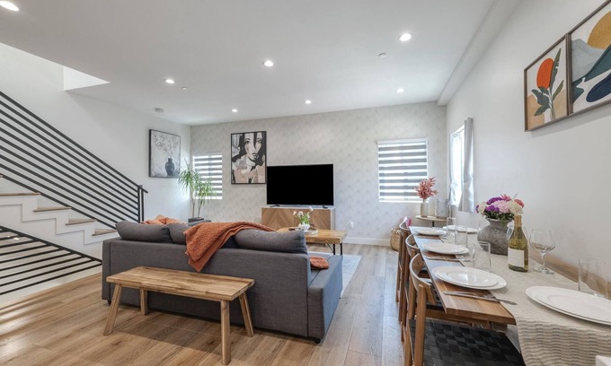 Sherman Oaks House | L.A Haven Georgous Townhome Garage Park
