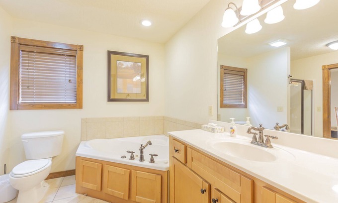Reeds Spring Cabin | L130B, 2-Bedroom with Loft Lakeview Cabin