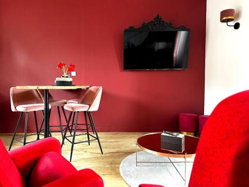 Neant-sur-Yvel House | La Casa Rosa