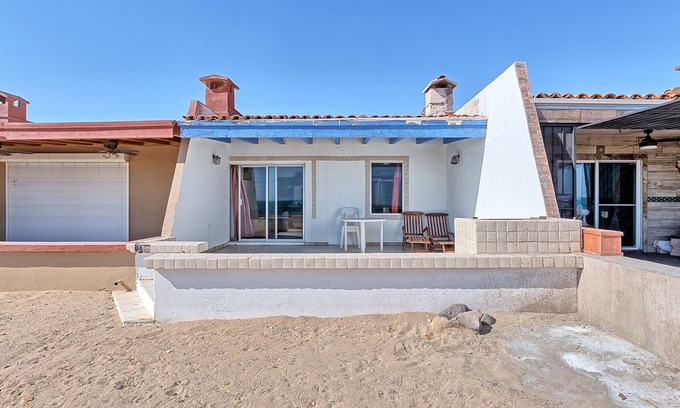 La Deportiva House | La Gaviota: Beachfront w/gorgeous views, garage, walk to nearby restaurants