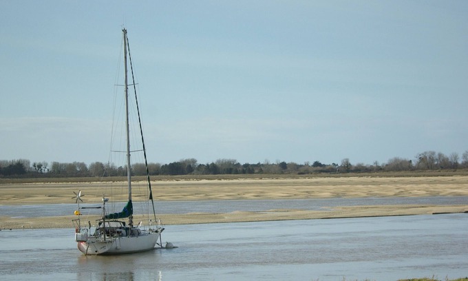 Regnezville-sur-Mer House | La Hune is a light house on the GR223 in the Mt St Michel bay