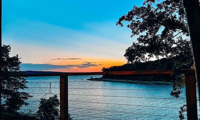 Hoyt House | Lake Front House w/beach access, Pool Table, Arcades, Kayaks & Bunk Room