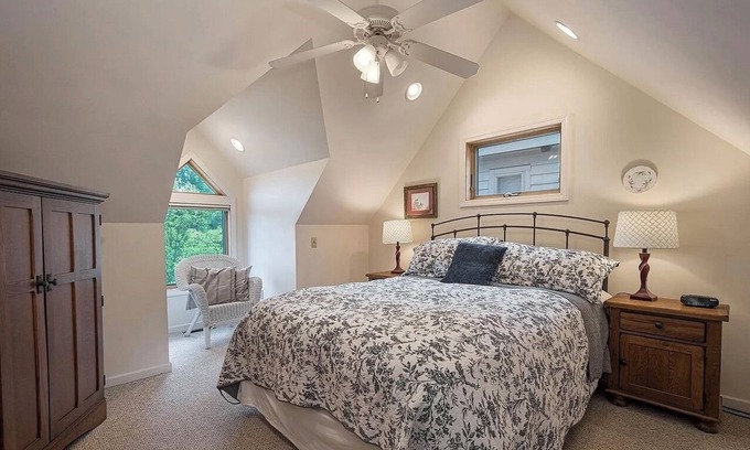 Mountainside Ski Chalet | Lake Views! HOT TUB! 8 min to WISP ski. Central Location. Walk to Coffee & Eats.