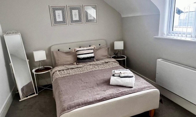 Reading Bed & Breakfast | Lakeside LUX bedroom with parking, M4 Jct 11, next to train station