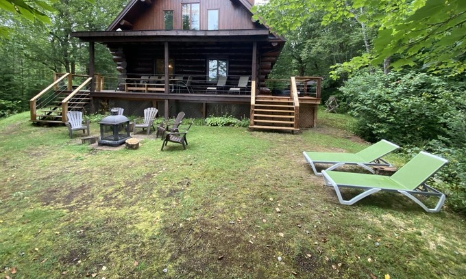 Lac-Saguay Cabin | Lakeside wood log cabin hideaway
