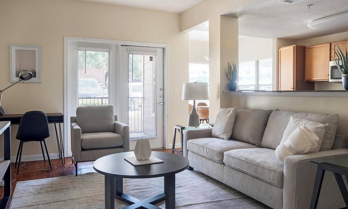 Sweetbriar Apartment | Landing | Incredible 1BD, Pool, Gym