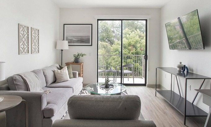 Brentwood Apartment | Landing | Modern 1BD, Rooftop Lounge, Courtyard