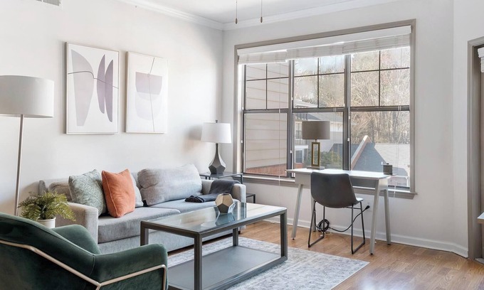 Lindridge-Martin Manor Apartment | Landing | Modern 2BD, Gym, Pool