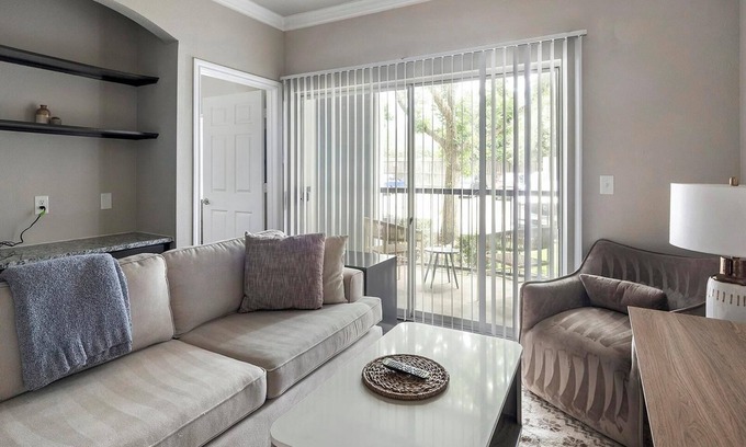 Richmond Apartment | Landing | Stylish 1BD, Gym, Pool