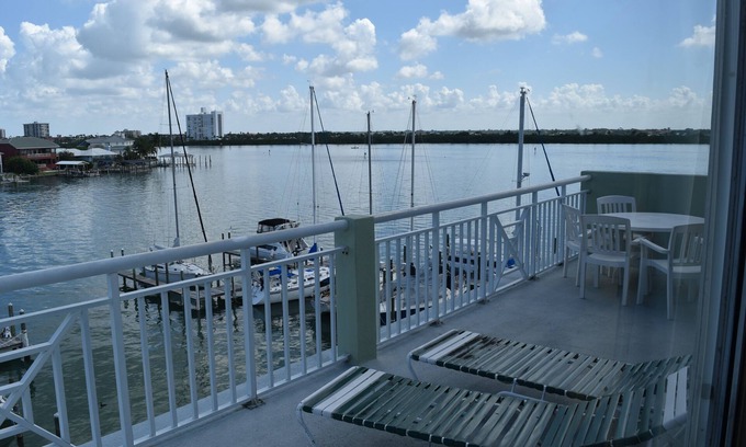 Clearwater Beach Apartment | Large 3 Bdrm Penthouse on Clearwater Bay. SLEEPS 10