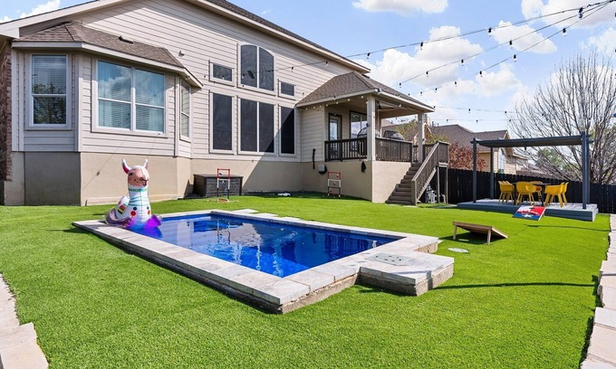 Round Rock House | Large Group Oasis: Pool, Arcade Games, Turf, min to Kalahari and Dell Diamond