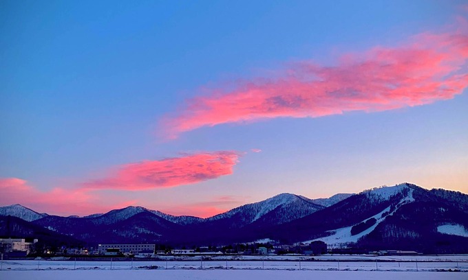 Minamifurano House | Large panoramic view of the ski slopes from the large windows. Ezo squirrels and wild birds visit the windows and can be fed during your stay. The warmth of the wood stove creates a comfortable moment. (Pets are allowed.)