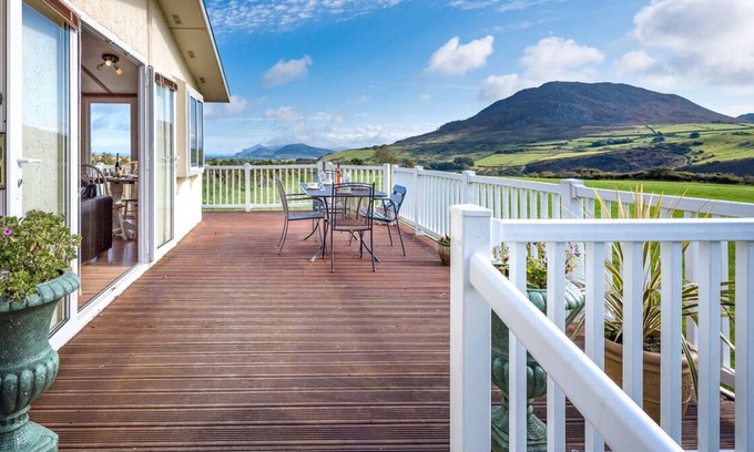 Garn Fadryn Ski Chalet | Lazy Nook in the beautiful Pwllheli
