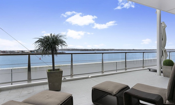 Auckland Central Business District Apartment | Light and spacious w incredible harbour views