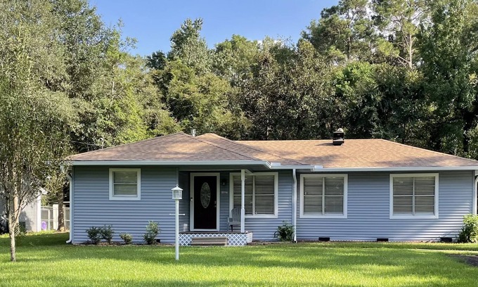 Conroe Cottage | Lil Blue Lake House on a private lake in Conroe.