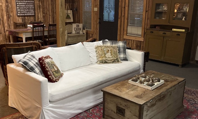 Montgomery House | Lodge like Guest House walking distance to downtown Historic Montgomery, Texas