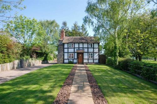 Whitbourne House | Log- burner, Hot tub with woodland views Walking trails and local pub on your doorstep! Popular walking trails nearby-Malvern Hills and the Brockhampton Estate- Peaceful village on the border of Hereford and Worcester