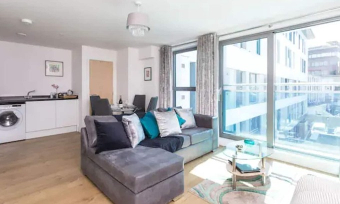 Redhill Apartment | Lovely 2 bed 2 bath Apt in Redhill Town Centre